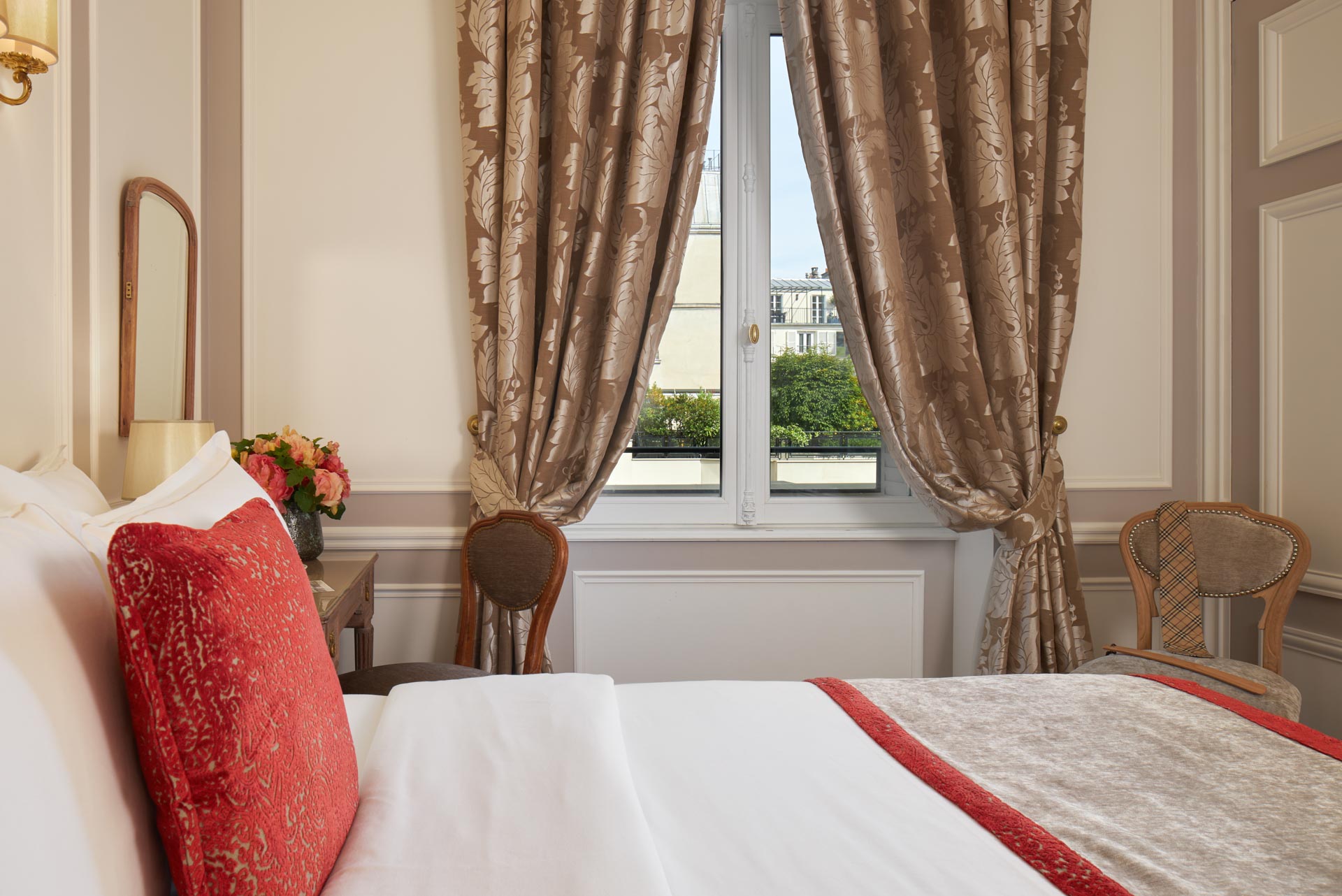 Hotel Regina Louvre  Rooms and suites with view of the Eiffel tower