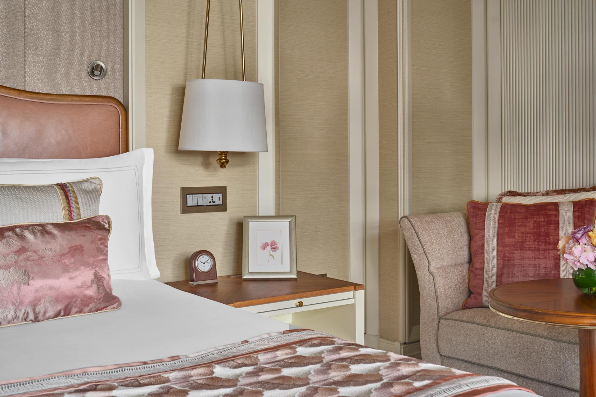 Loft Suite - Bedroom Detail Pink