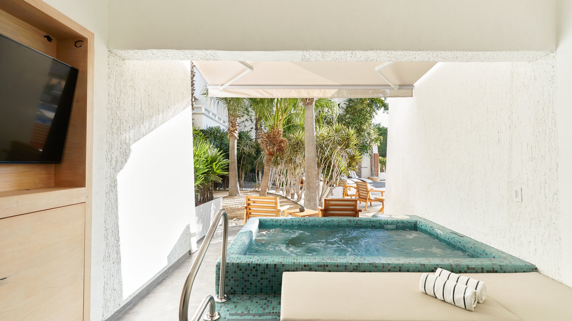 Poolside Single Suite Jacuzzi