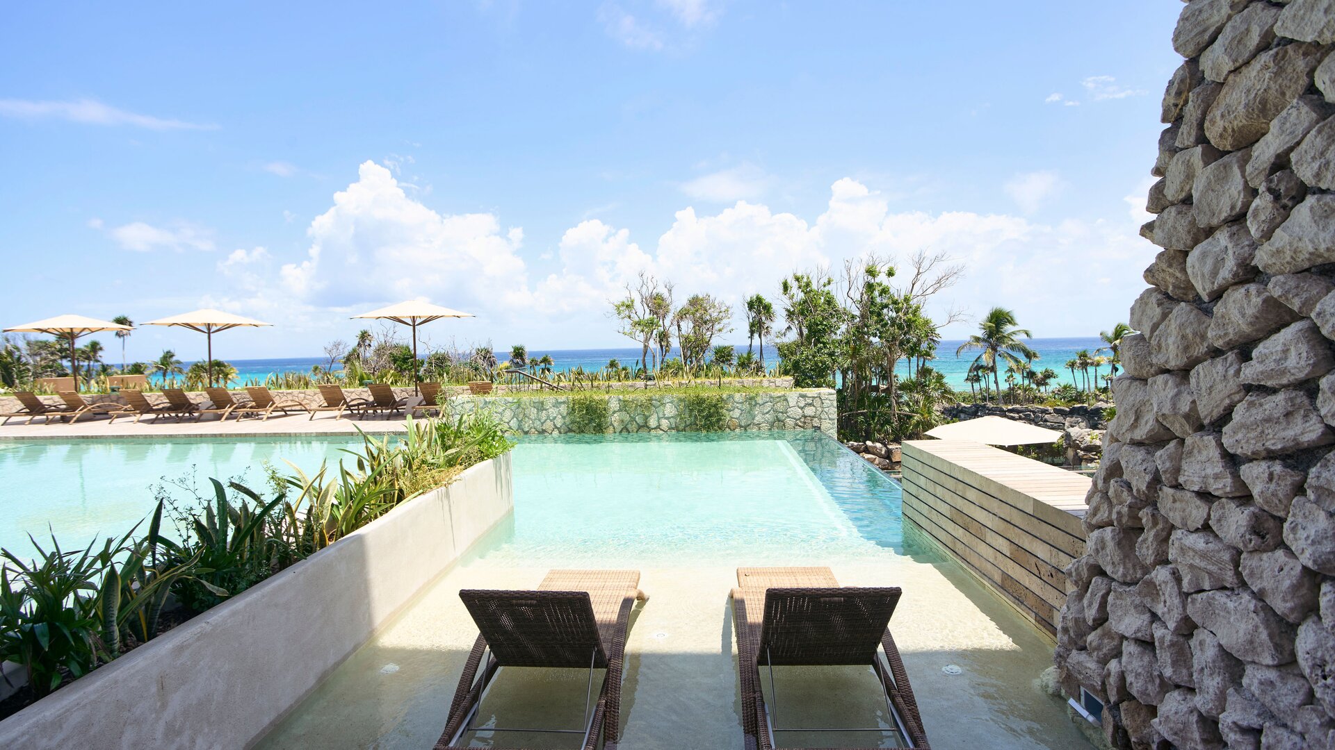 Guestroom Swim-up Terrace