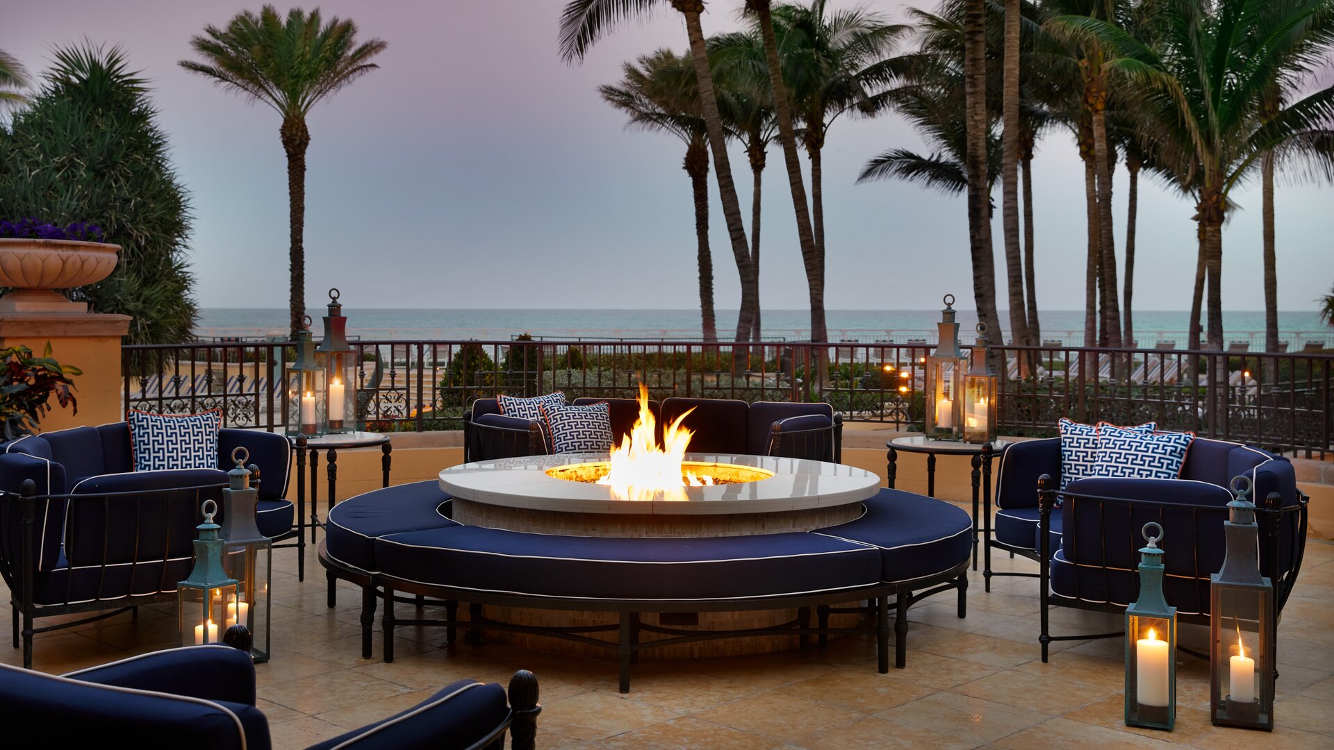 Lounge with Firepit