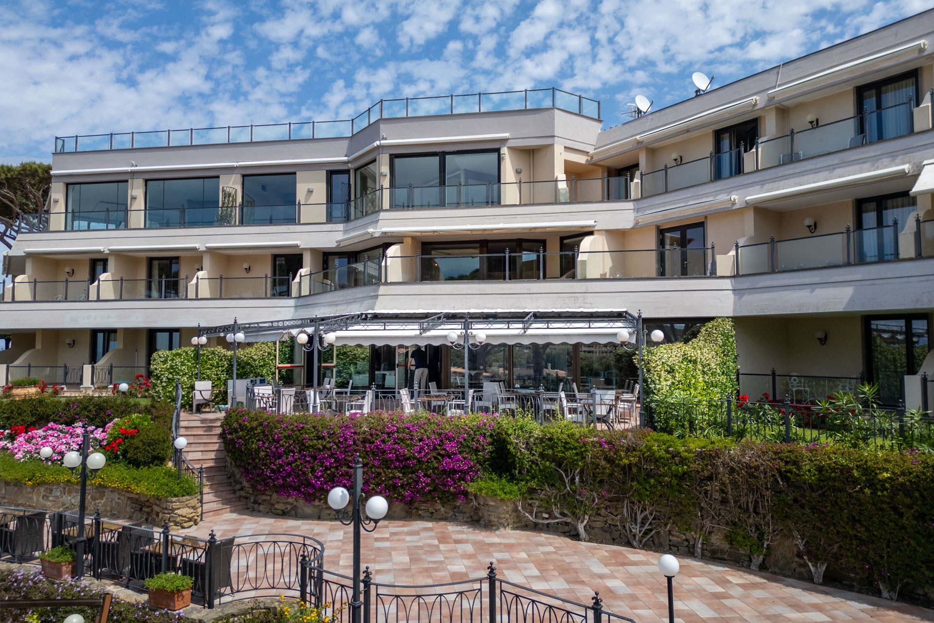 Poolside Terrace Dining