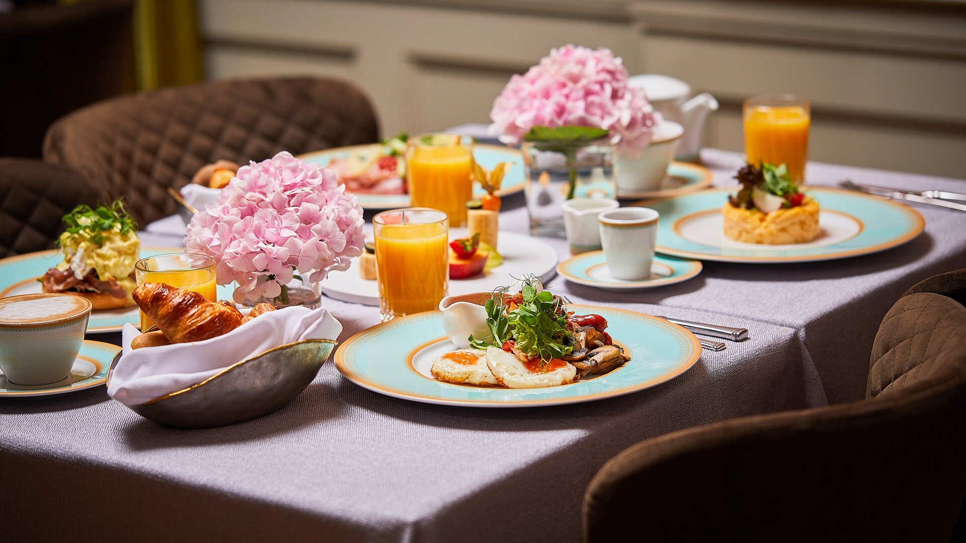  Breakfast Table