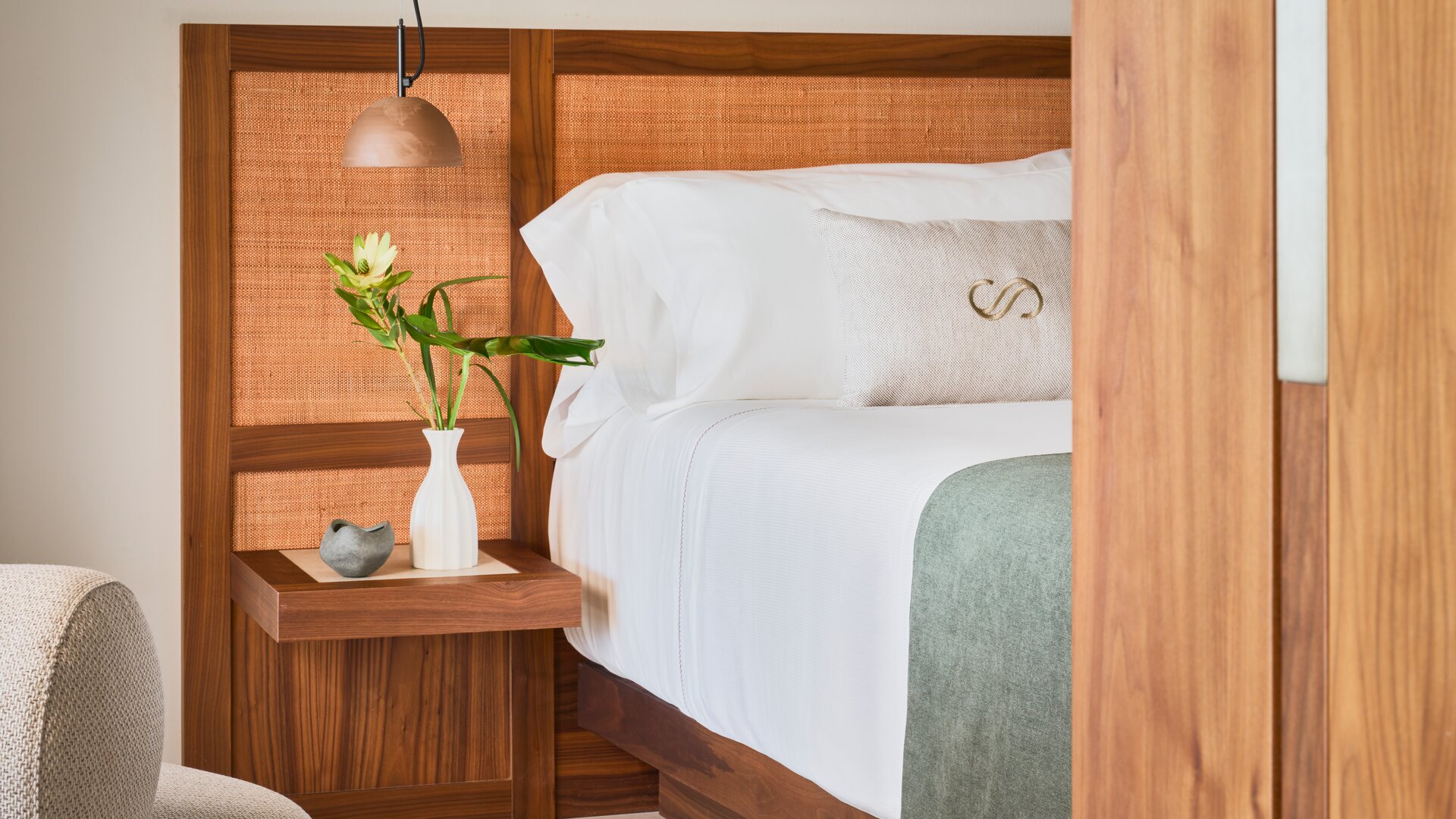 Deluxe Vista Mar Suite Bed Detail