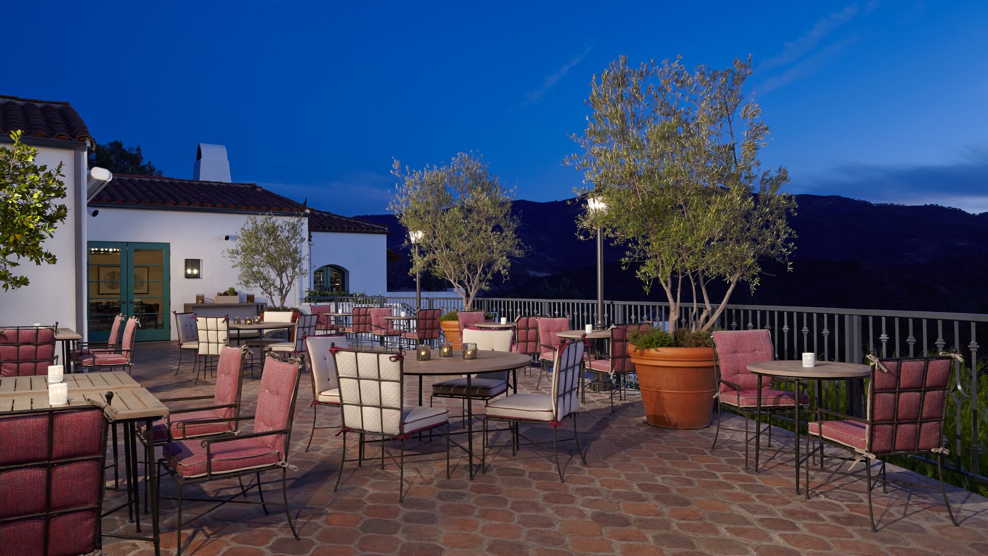 Outdoor Dining and Lounge