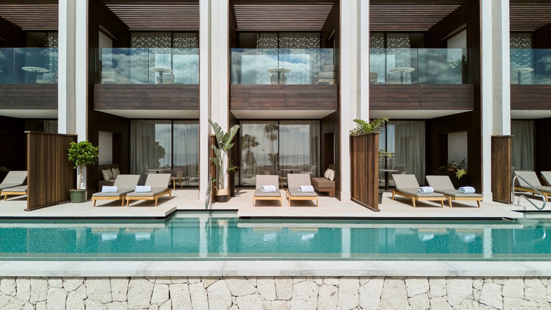 Junior Suite with Swim-Up Exteriors