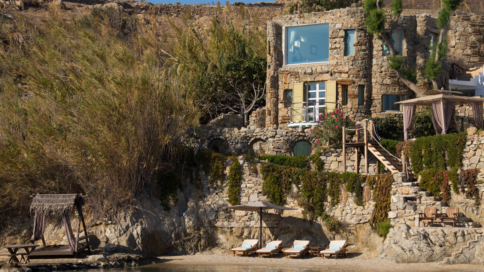 Noah's Waterfront Villa with Private Pool and Beach Exterior