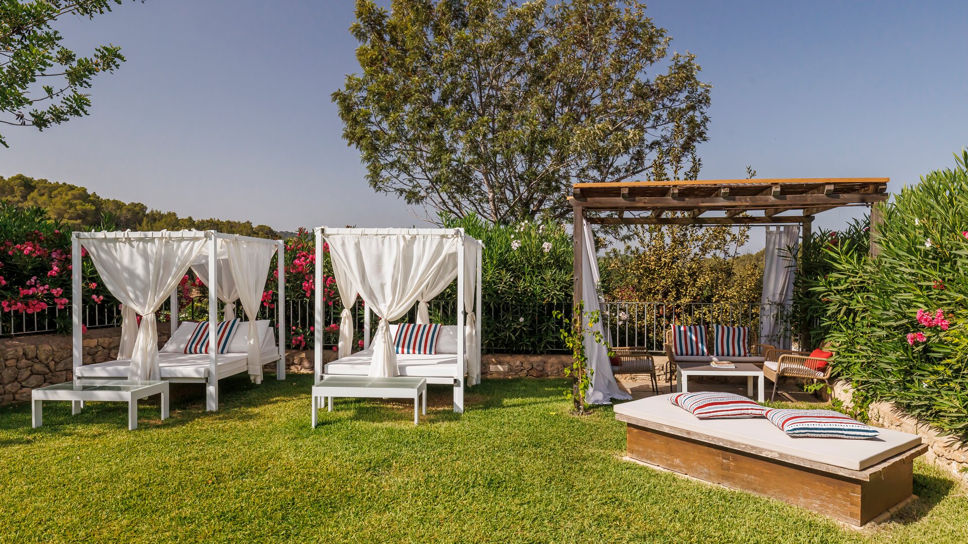 Poolside Garden and Lounge