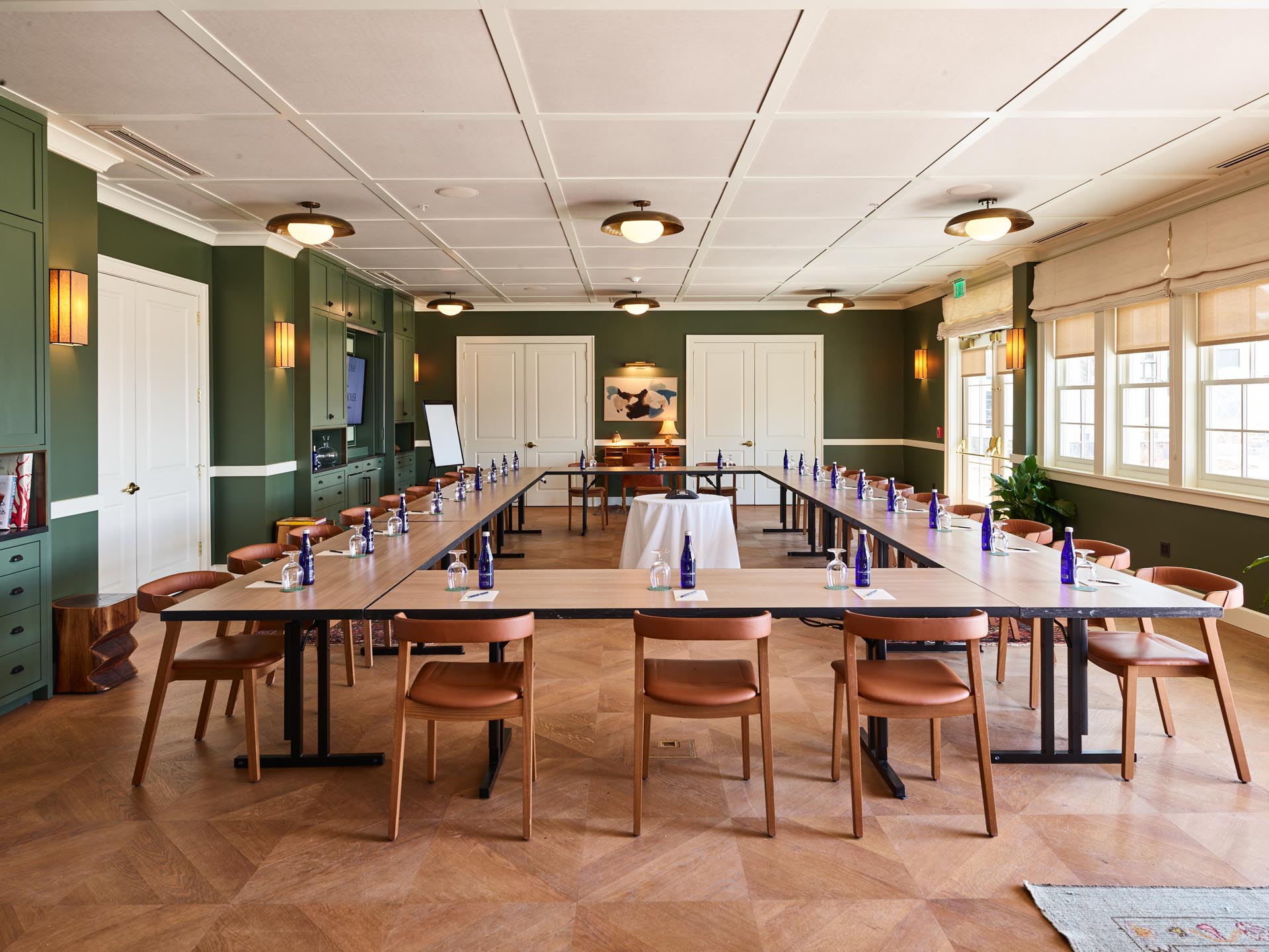 Meeting room u-shape setup