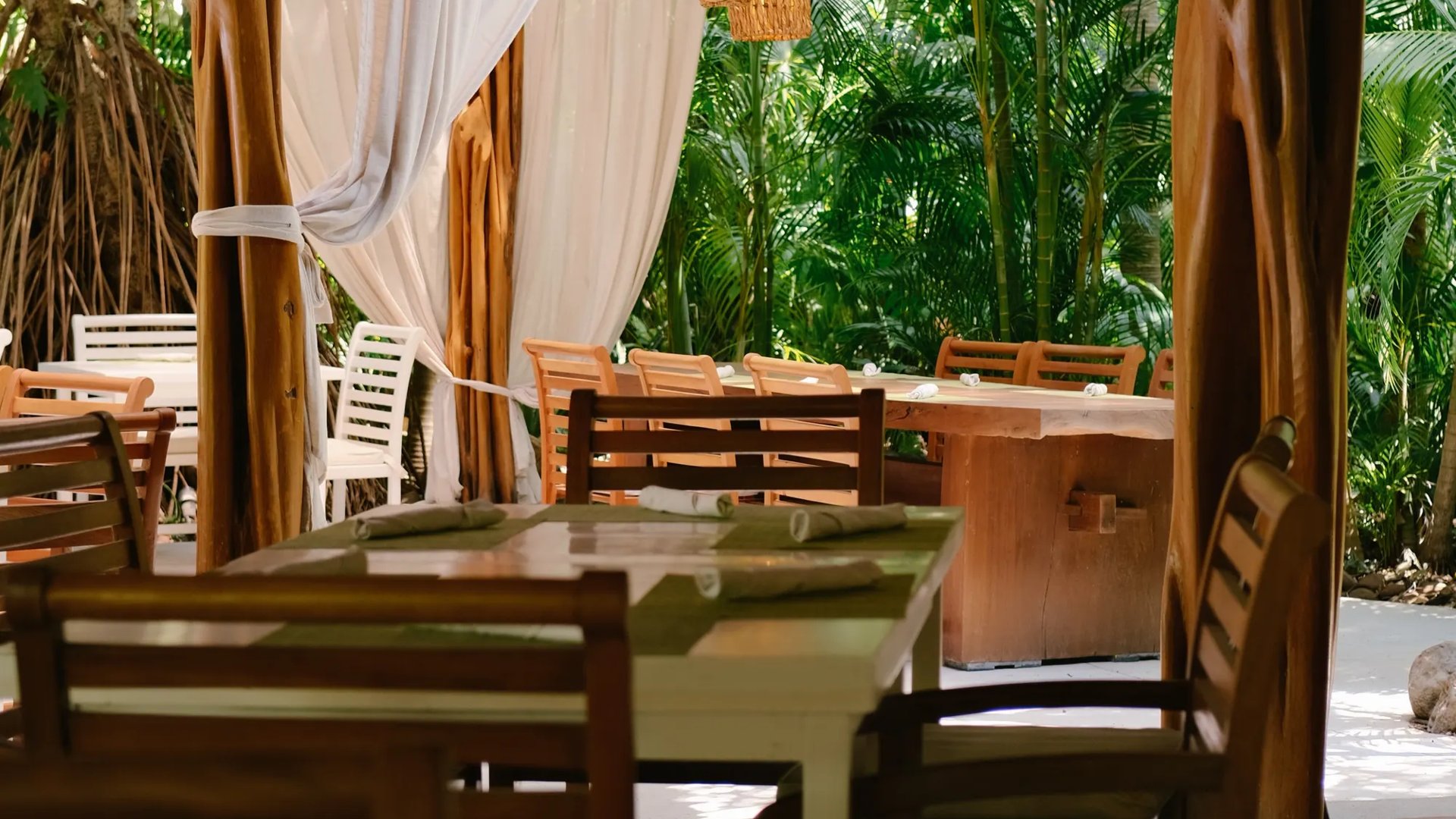 Cala Luna Origen Poolside Dining Tables