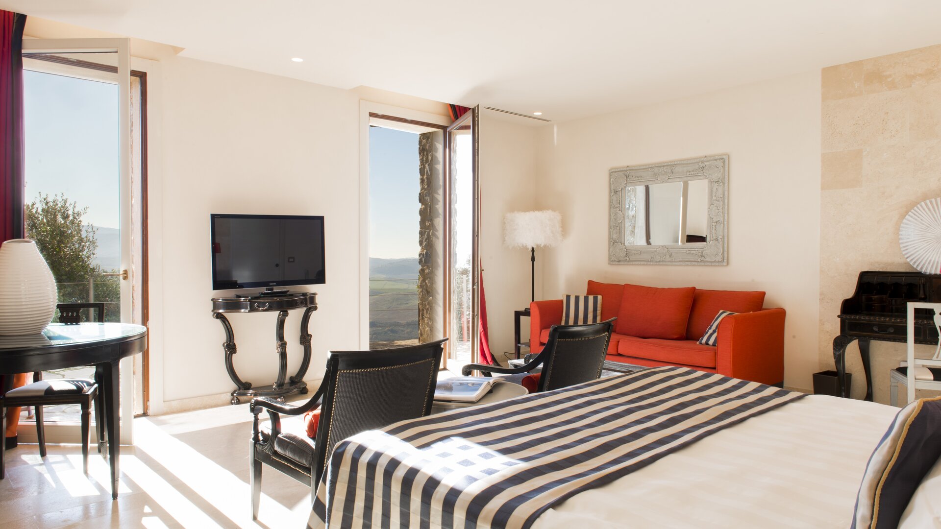 Grand Suite with 2 Bedrooms | Main Bedroom