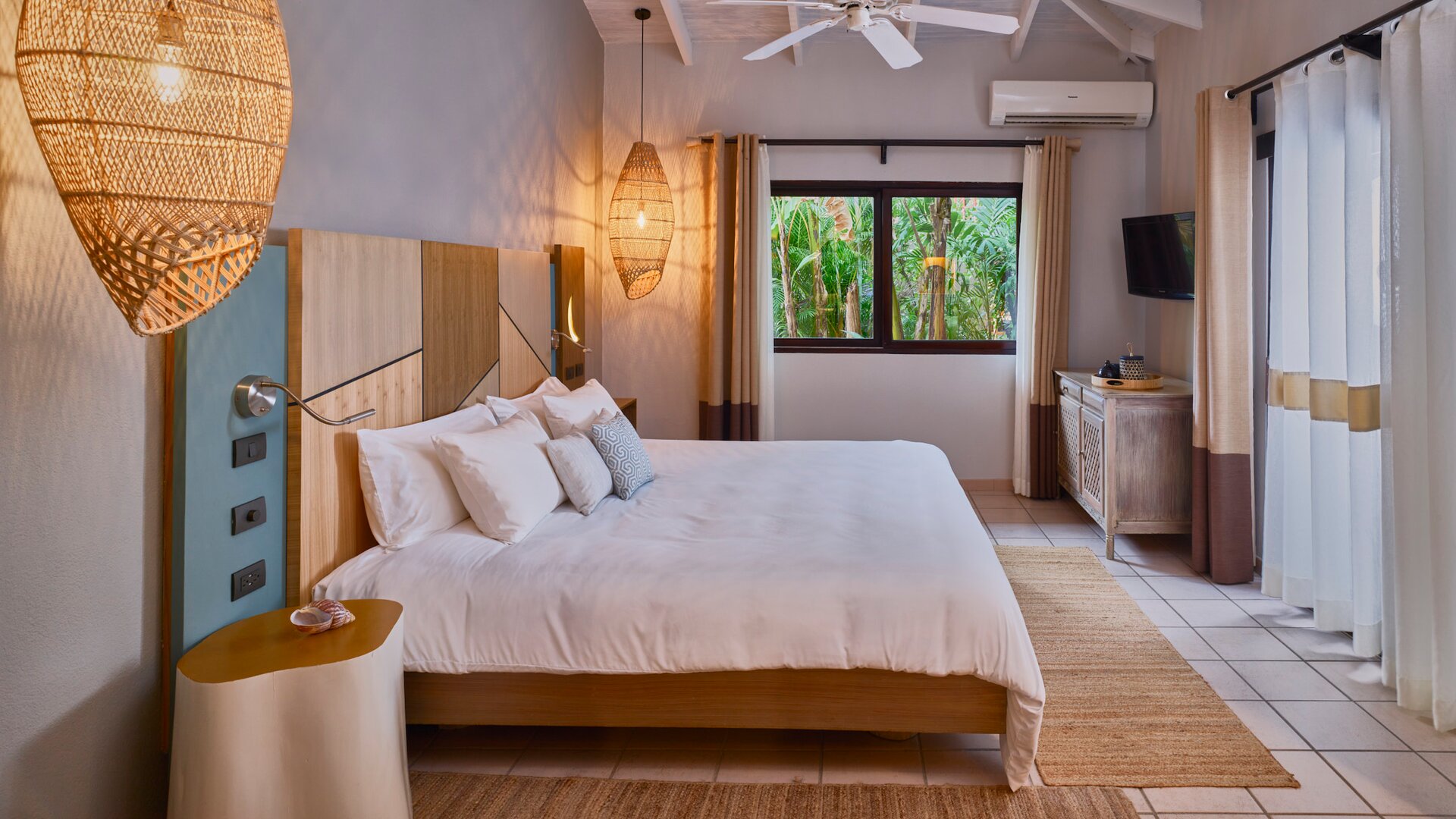Secluded Deluxe Room 1 King Guest Room