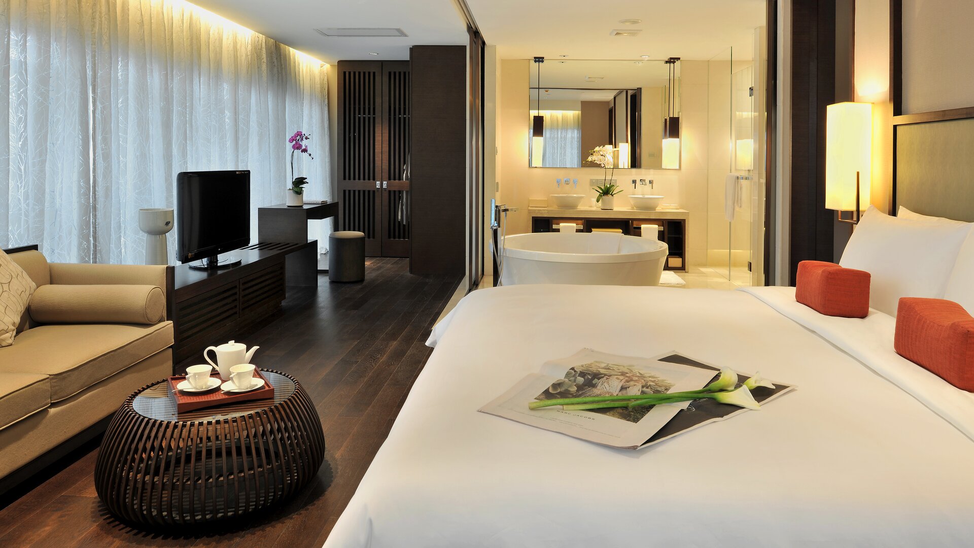 Grand Deluxe King Suite Bedroom with Soak Tub