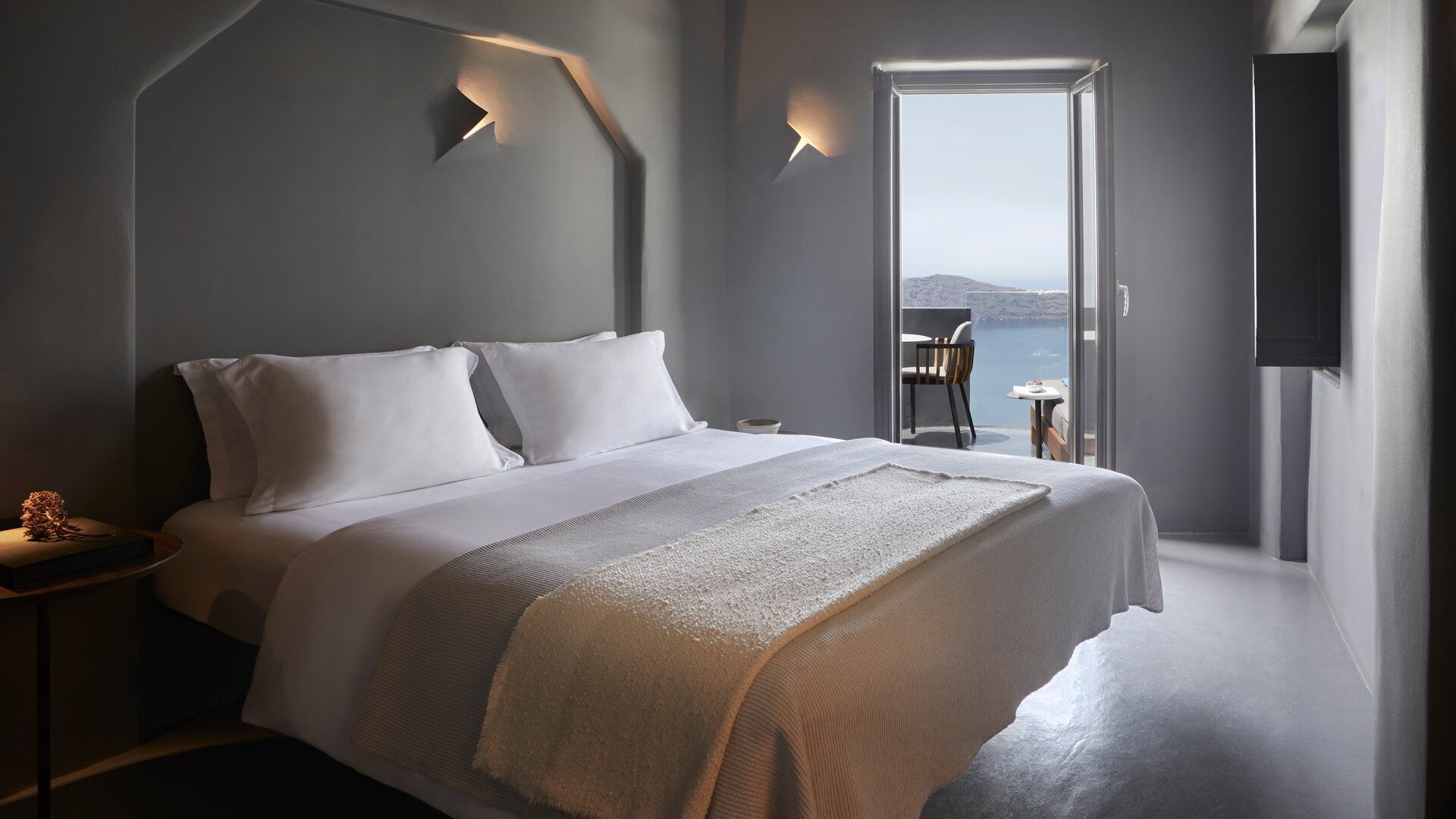 Honeymoon Suite Sunset View with Hot Tub | Bed Area
