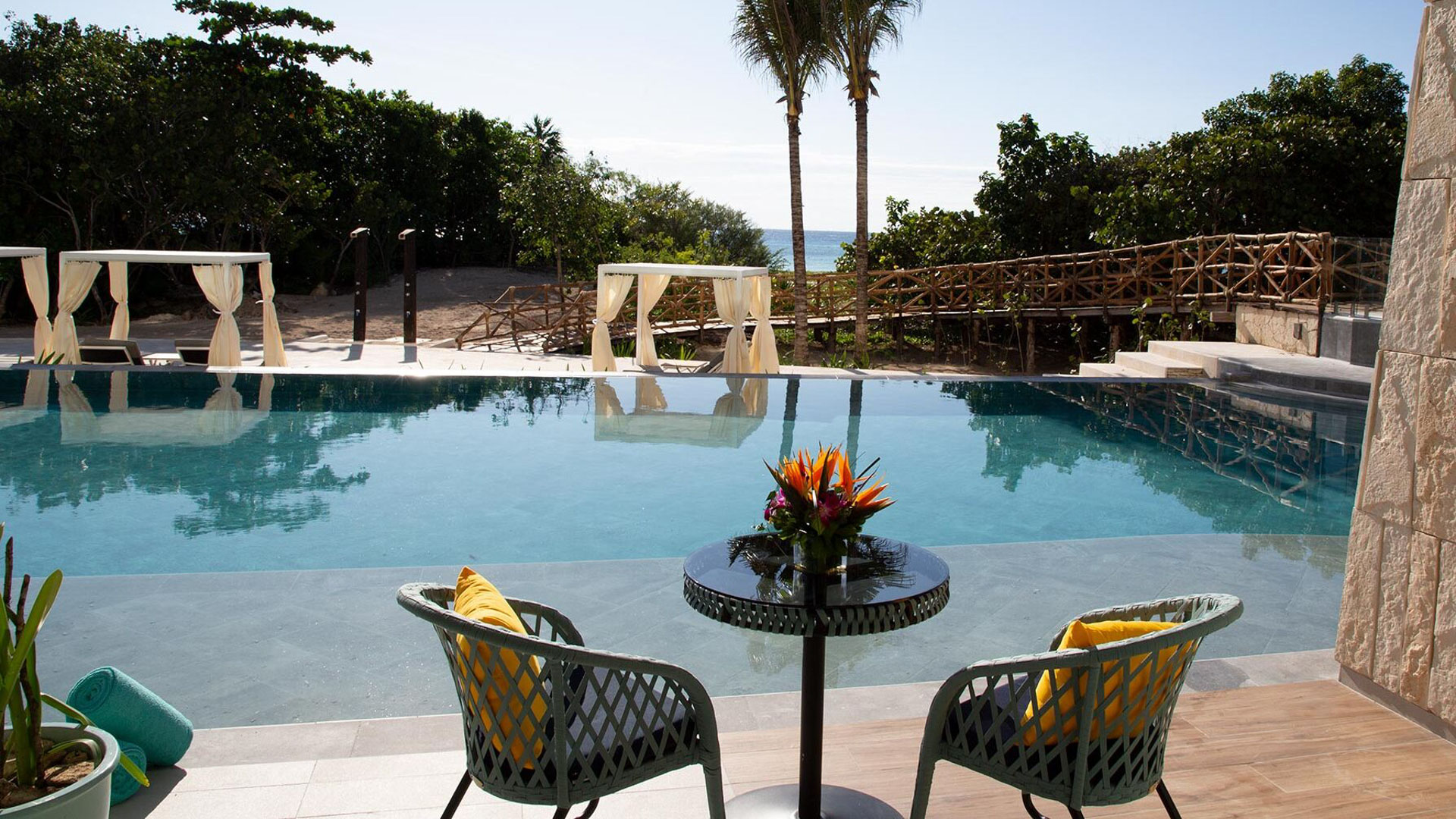 Suite Balcony with Pool Swim-up