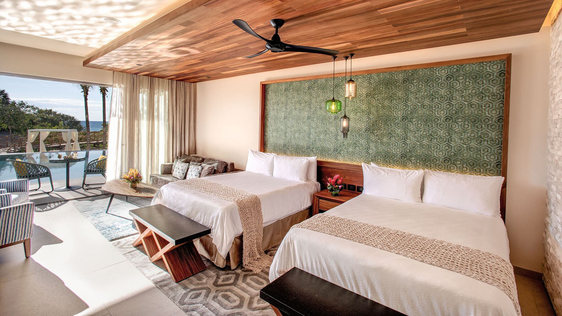 Double Queen Suite Swim-up