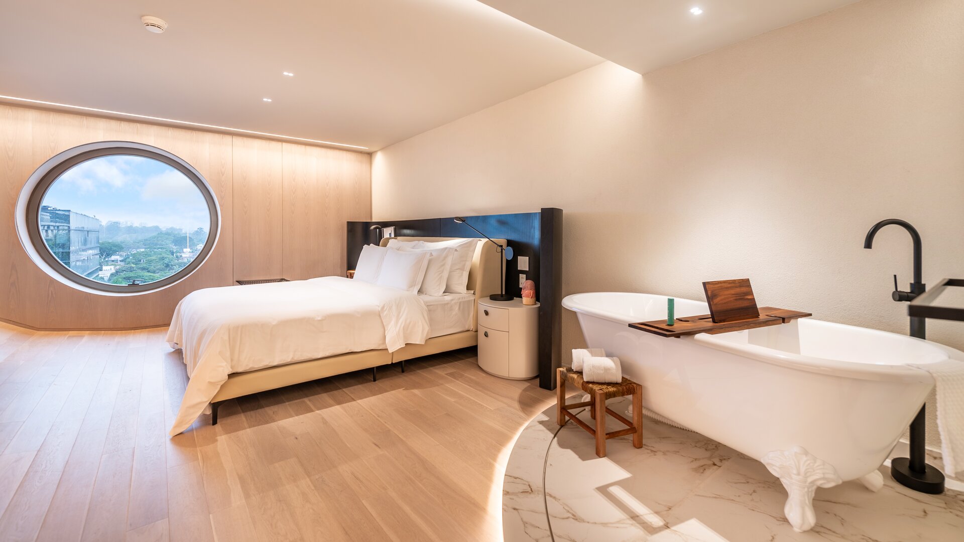 Guestroom with In-room Soaking Tub