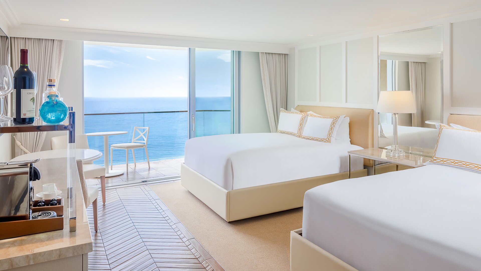 Premium Oceanfront Double Queen Studio Guestroom