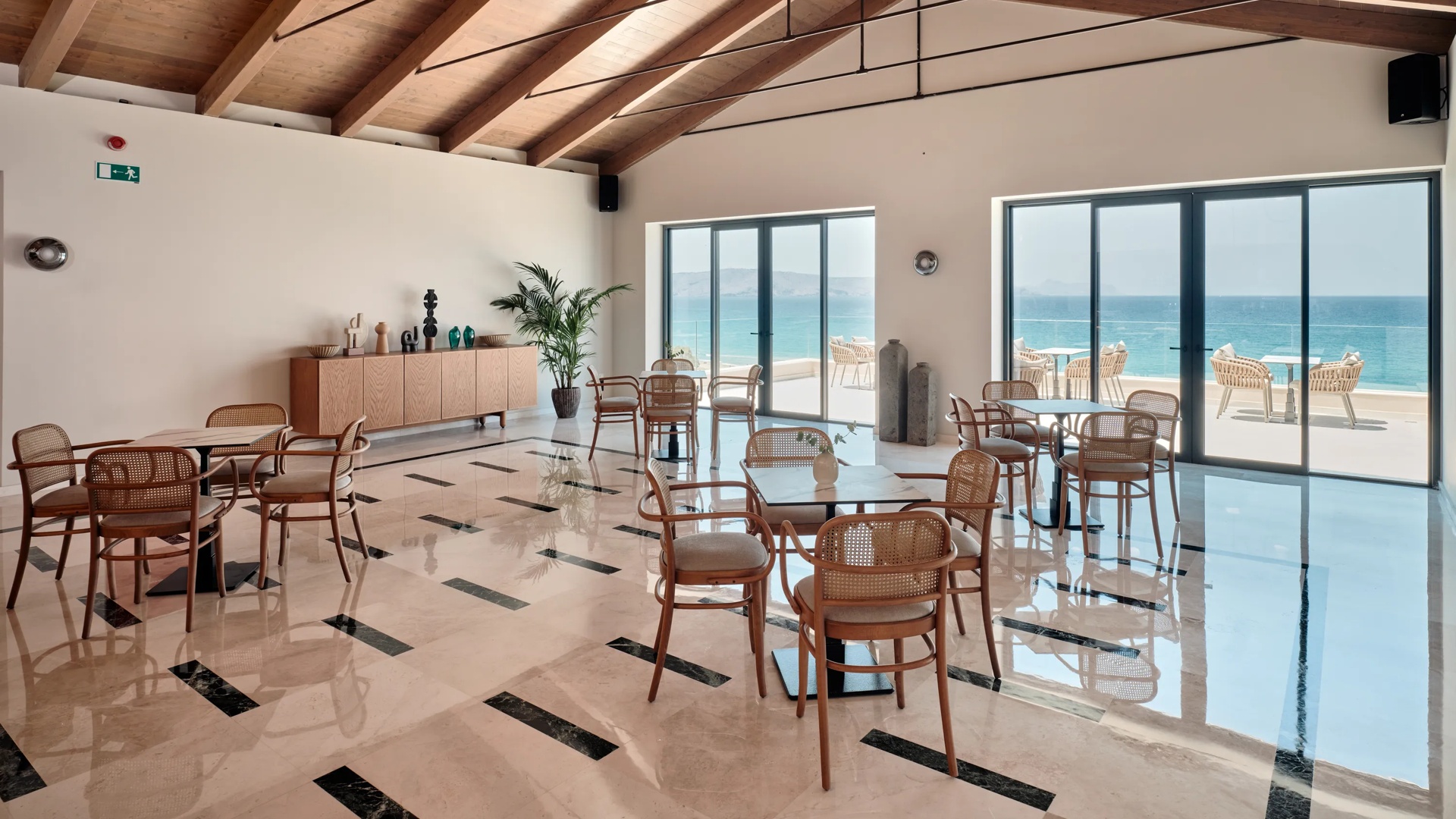 Aperanto Lobby Bar and Restaurant
