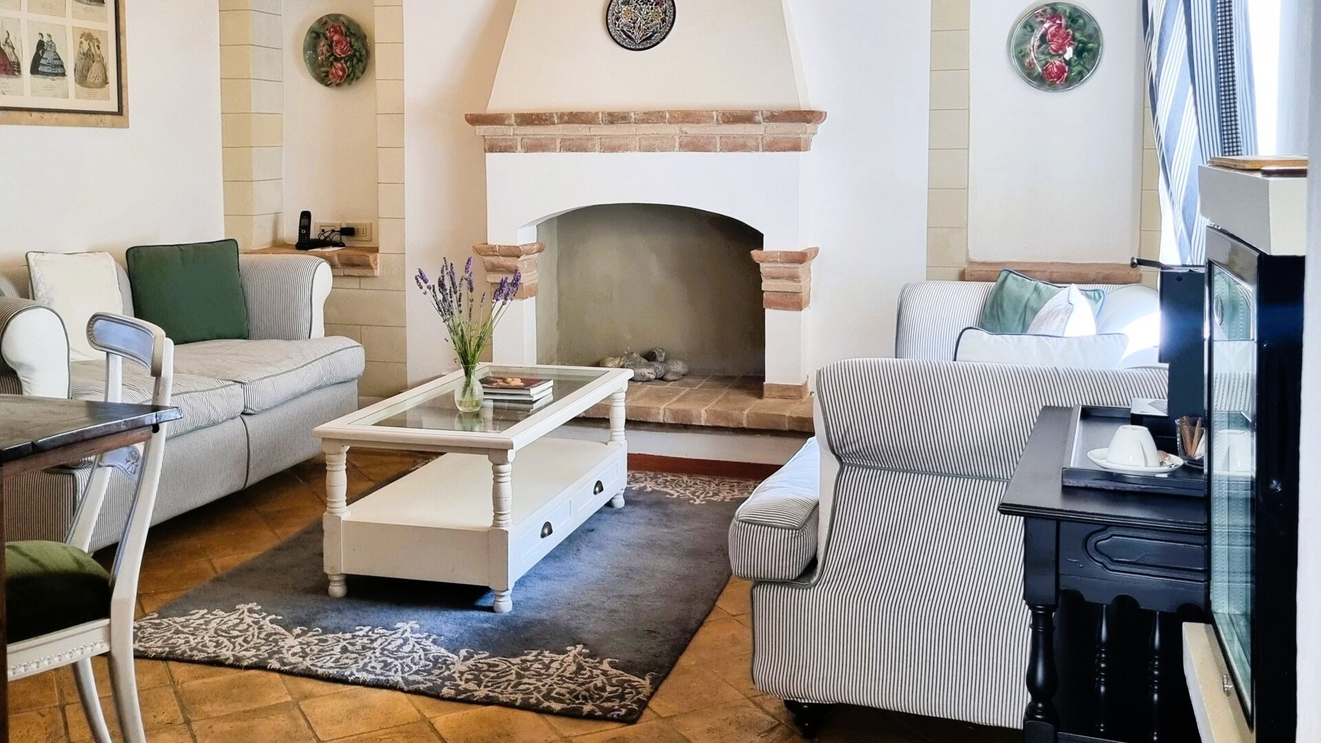 Classic Junior Suite Livingroom with Fireplace
