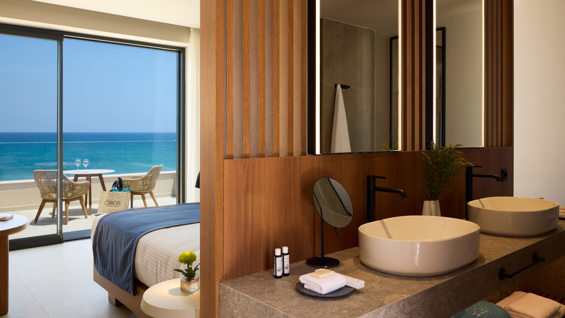 Premier Deluxe Guestroom Bathroom View to Bed