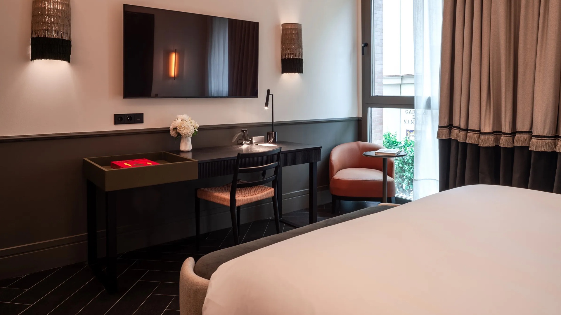 Guestroom Bed and Seating