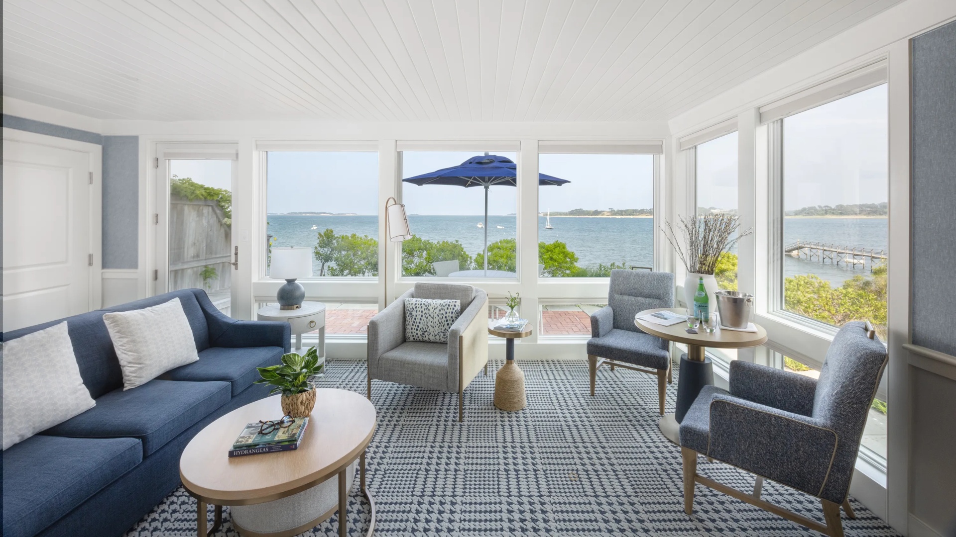 Signature Jr Suite Livingroom