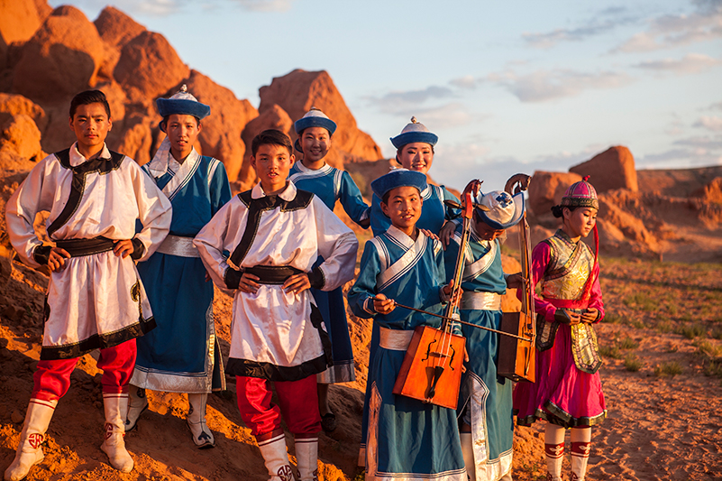 Performing arts students from the local Hanhongor school.