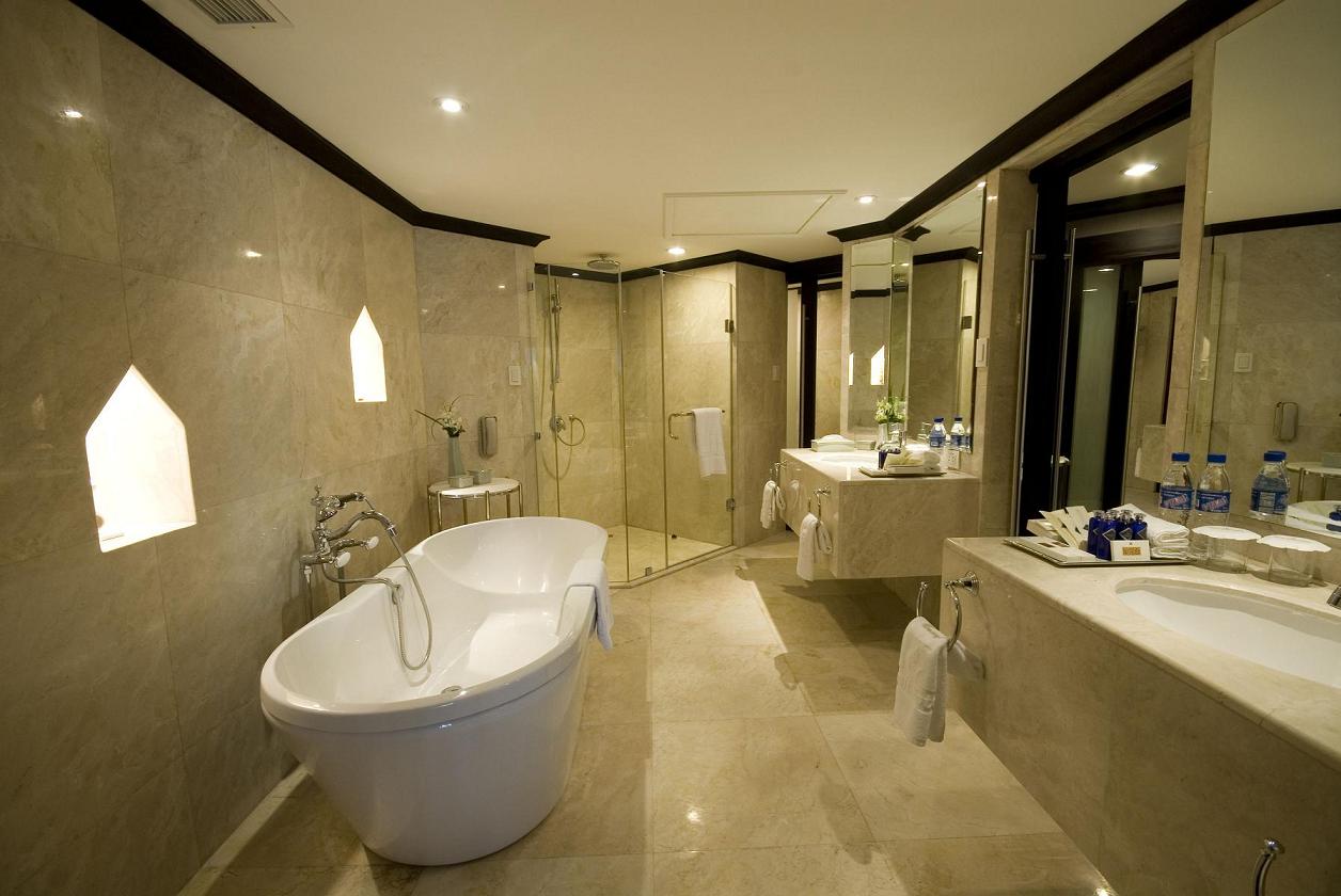 Ambassador Suite Bath