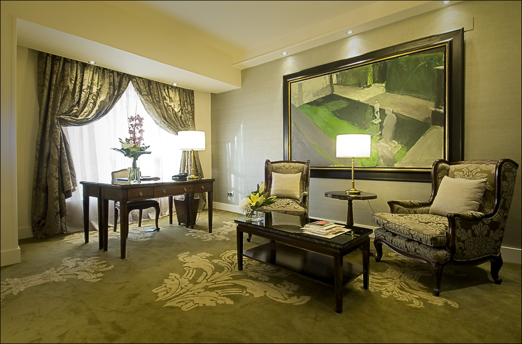 Wellington Hotel & Spa Madrid Guest Room Seating with Desk
