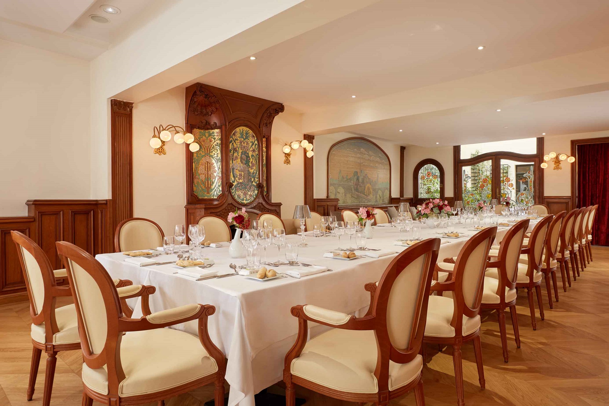 Salon Pluvinel Dining Setup