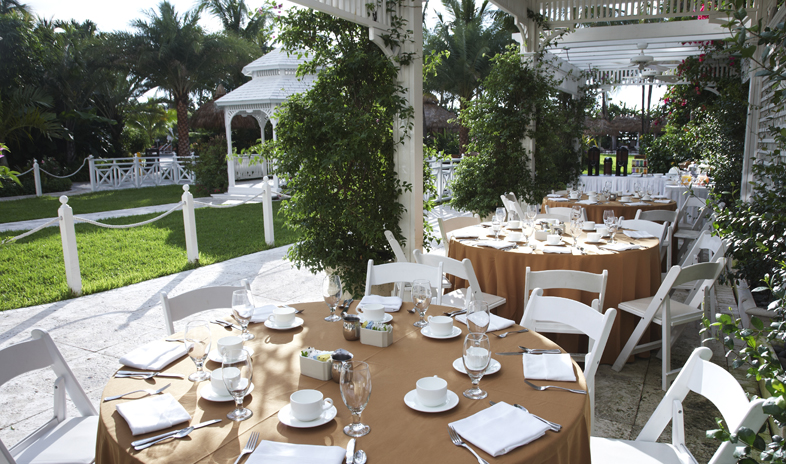 Hotel Palms Guest Event Outdoor with Trellis