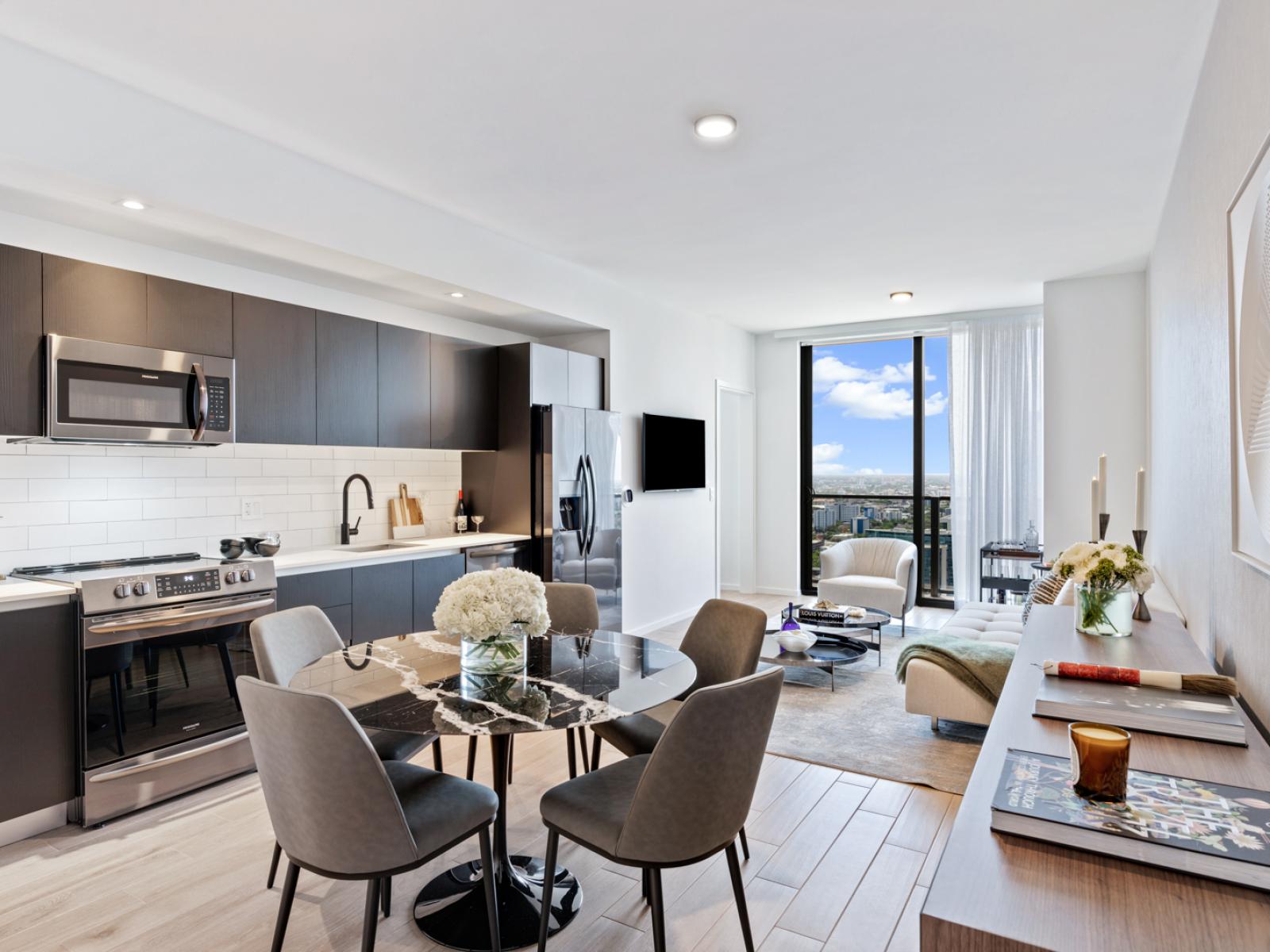 City View Three Bedroom Suite with King/Queen/Two Twins