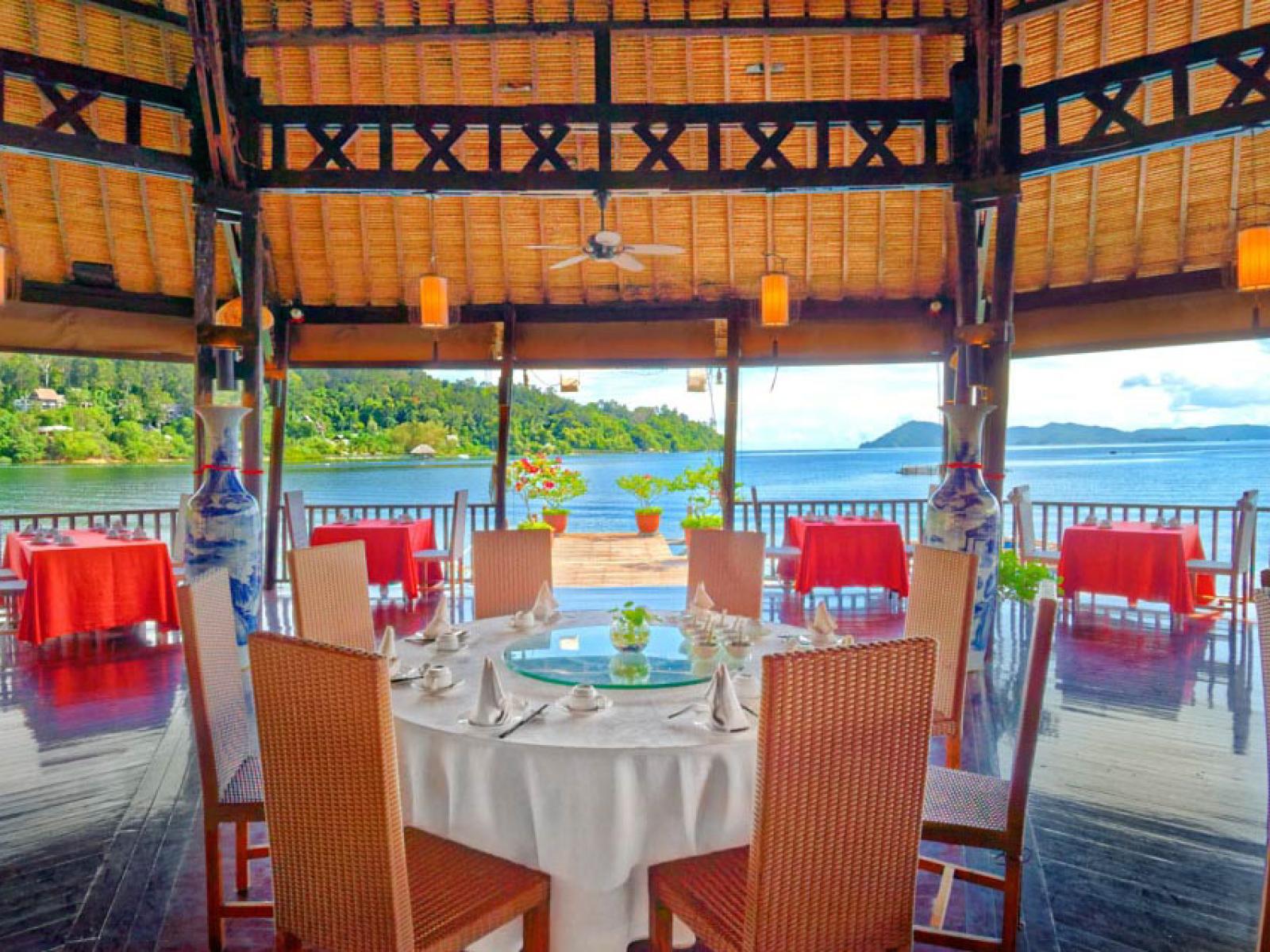 Gayana Marine Resort Dining at Alu Alu