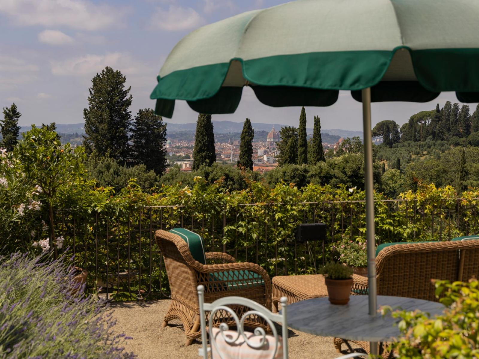 Il Salviatino Dining in the Garden