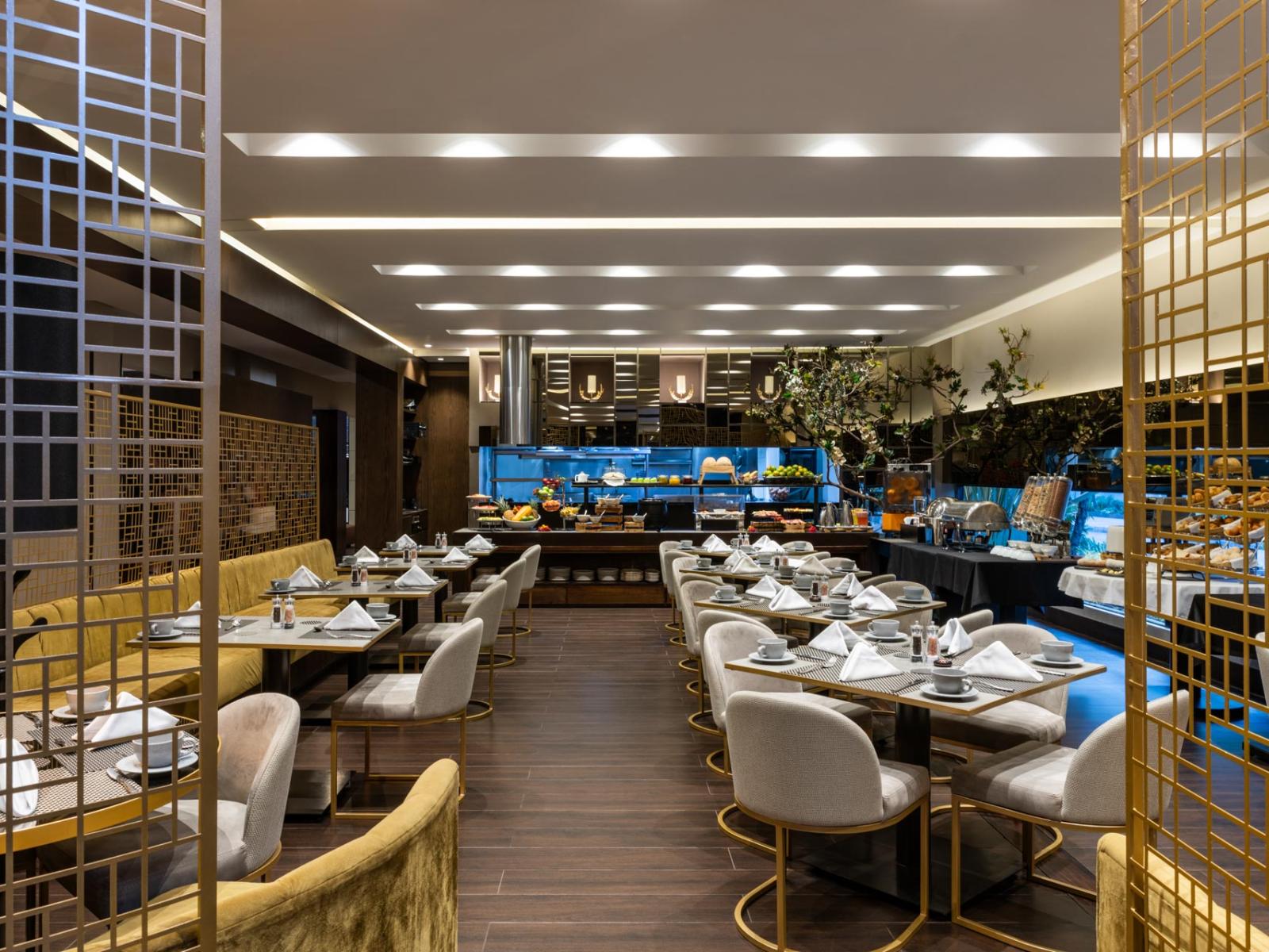 93 Luxury Suites & Residences Luxury Garden Restaurant