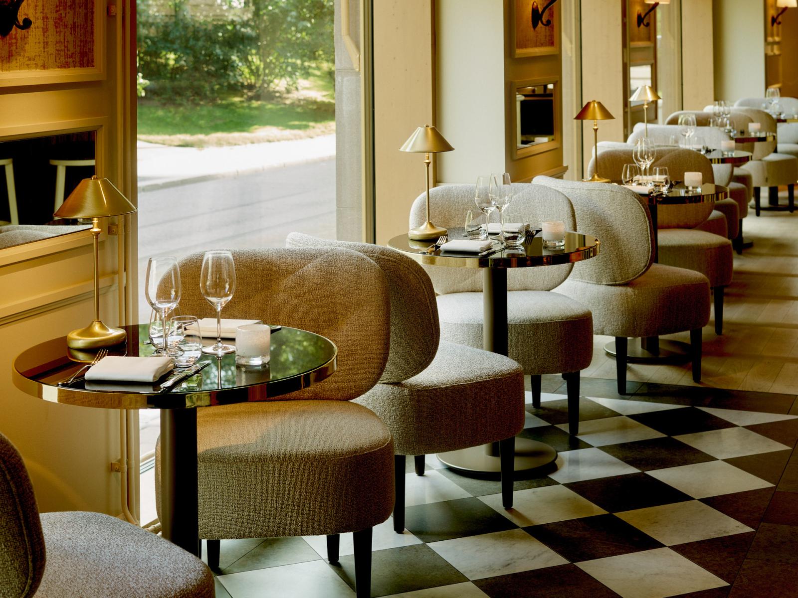 villa Dahlia Dining indoor outdoor