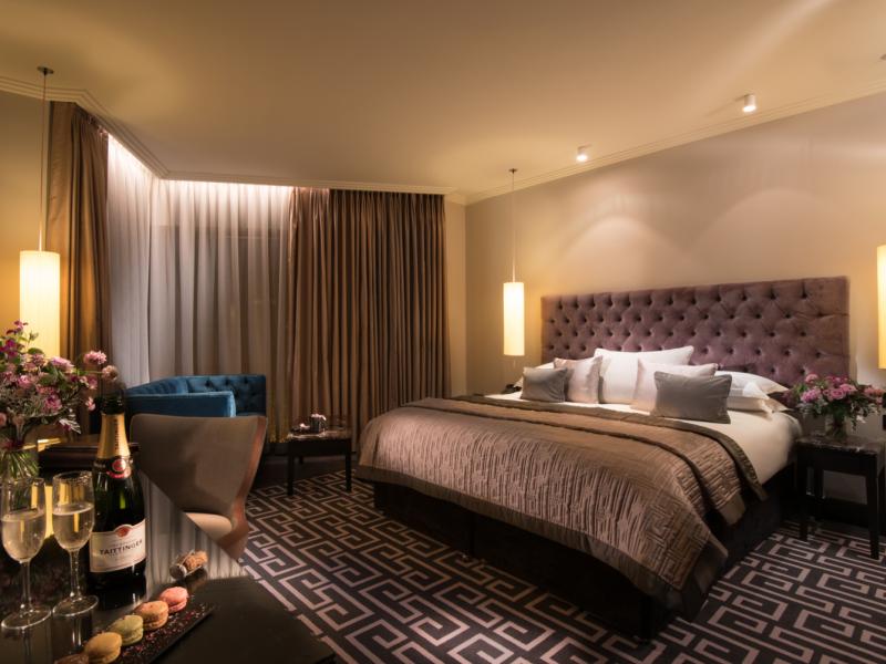 Superior Pink guestroom with bubbles