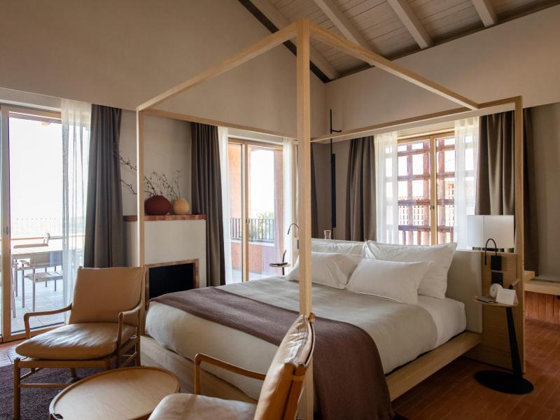 Four poster bed guestroom