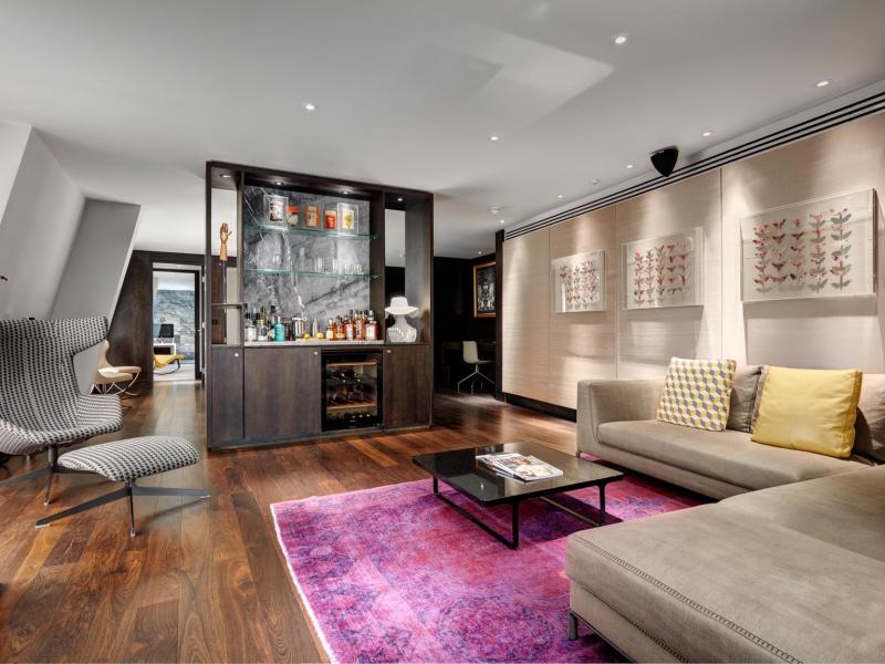 Presidential Suite Loung & Bar area