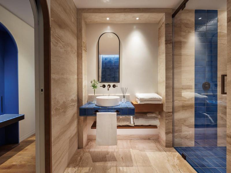 Superior Guestroom Bath