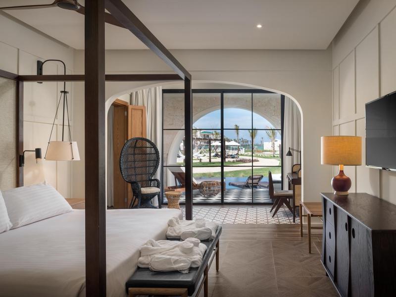 Privilege Master Suite Swim Up