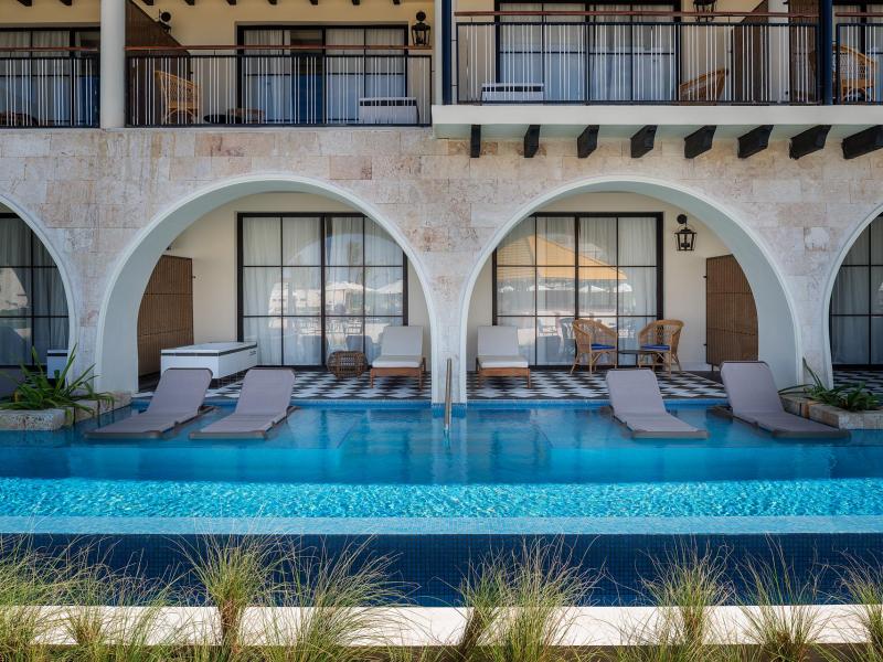 Privilege Master Suite Swim up to room