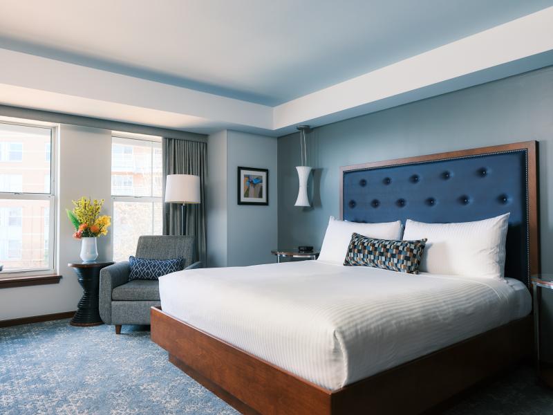 Boston King Guestroom