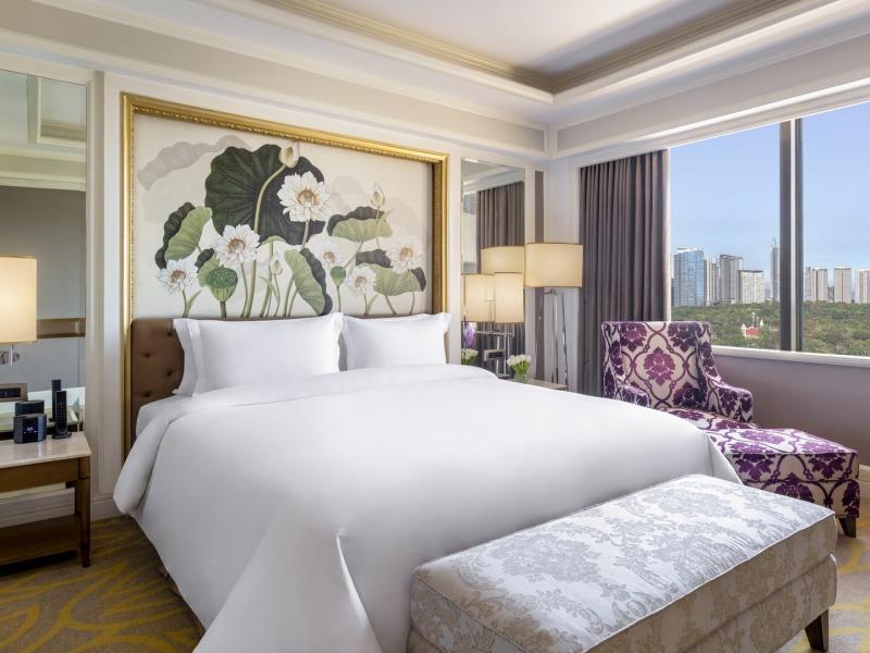 Club Premier Executive Suite Master Bedroom