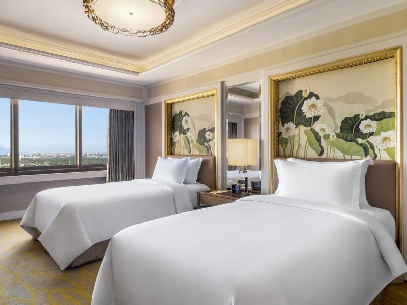 Club Premier Executive Suite Twin Bedroom