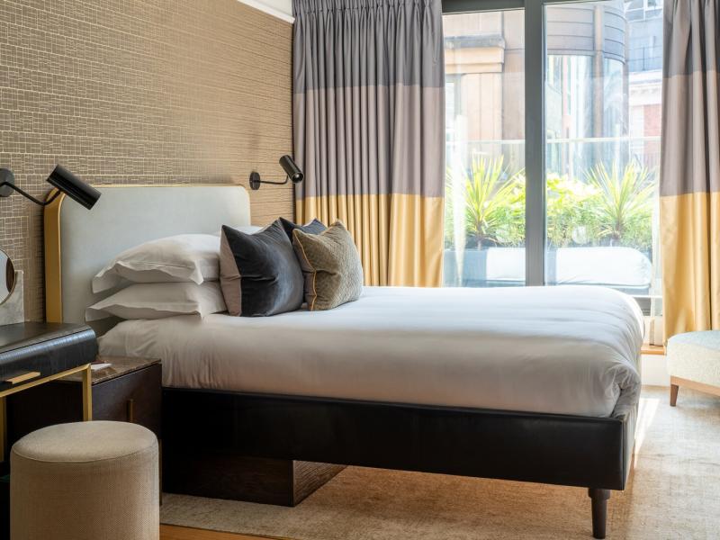 Suite Deluxe Guest Room