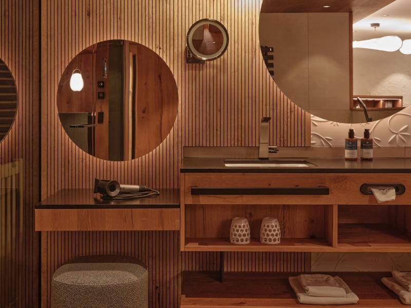 Adults Suite Deluxe Bathroom
