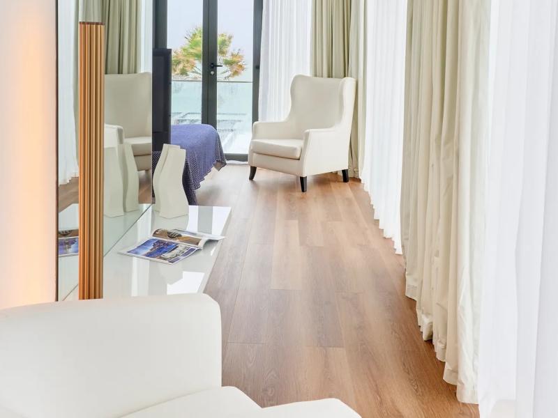 Junior Suite Hallway Area