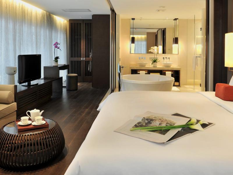 Grand Deluxe King Suite Bedroom with Soak Tub